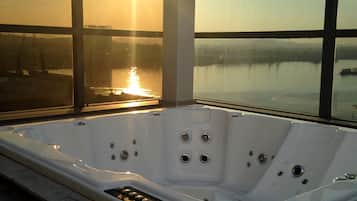 Jetted bathtub