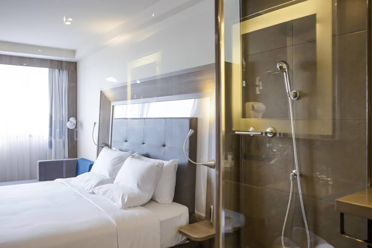 Minibar, Zimmersafe, Schreibtisch, kostenloses WLAN