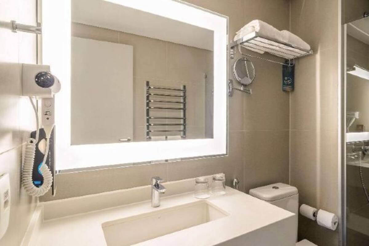 Badkamer | Een douche, milieuvriendelijke toiletartikelen, een haardroger