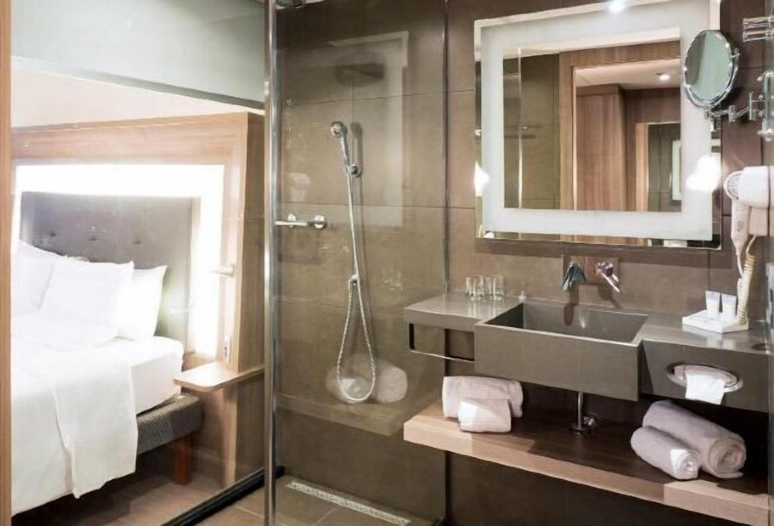 浴室 | 淋浴设施、环保洗浴用品、吹风机、毛巾