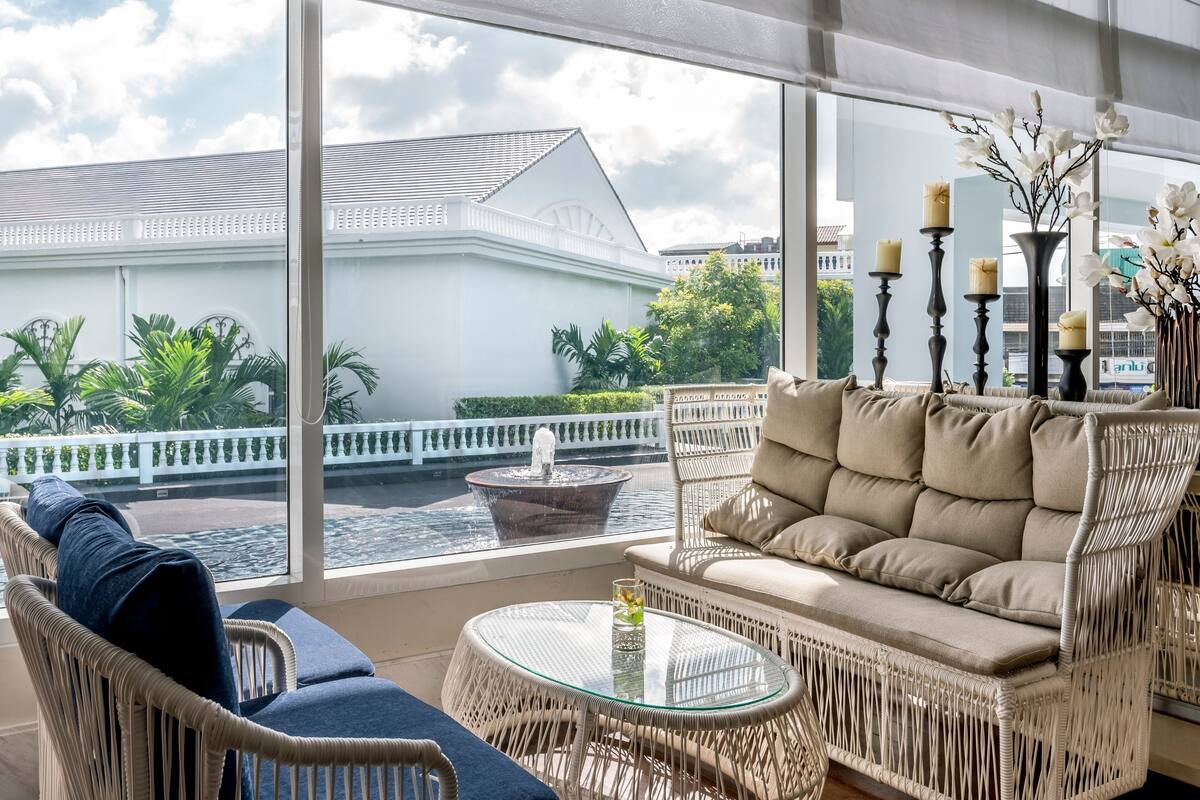 2 bars/lounges, lobby lounge, rooftop bar