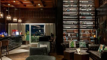 2 bares/lounges, saguão/lounge, bar na cobertura