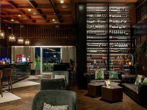 2 bars/lounges, lobby lounge, rooftop bar