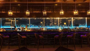 2 bar/lounge, lounge lobi dan bar di atap