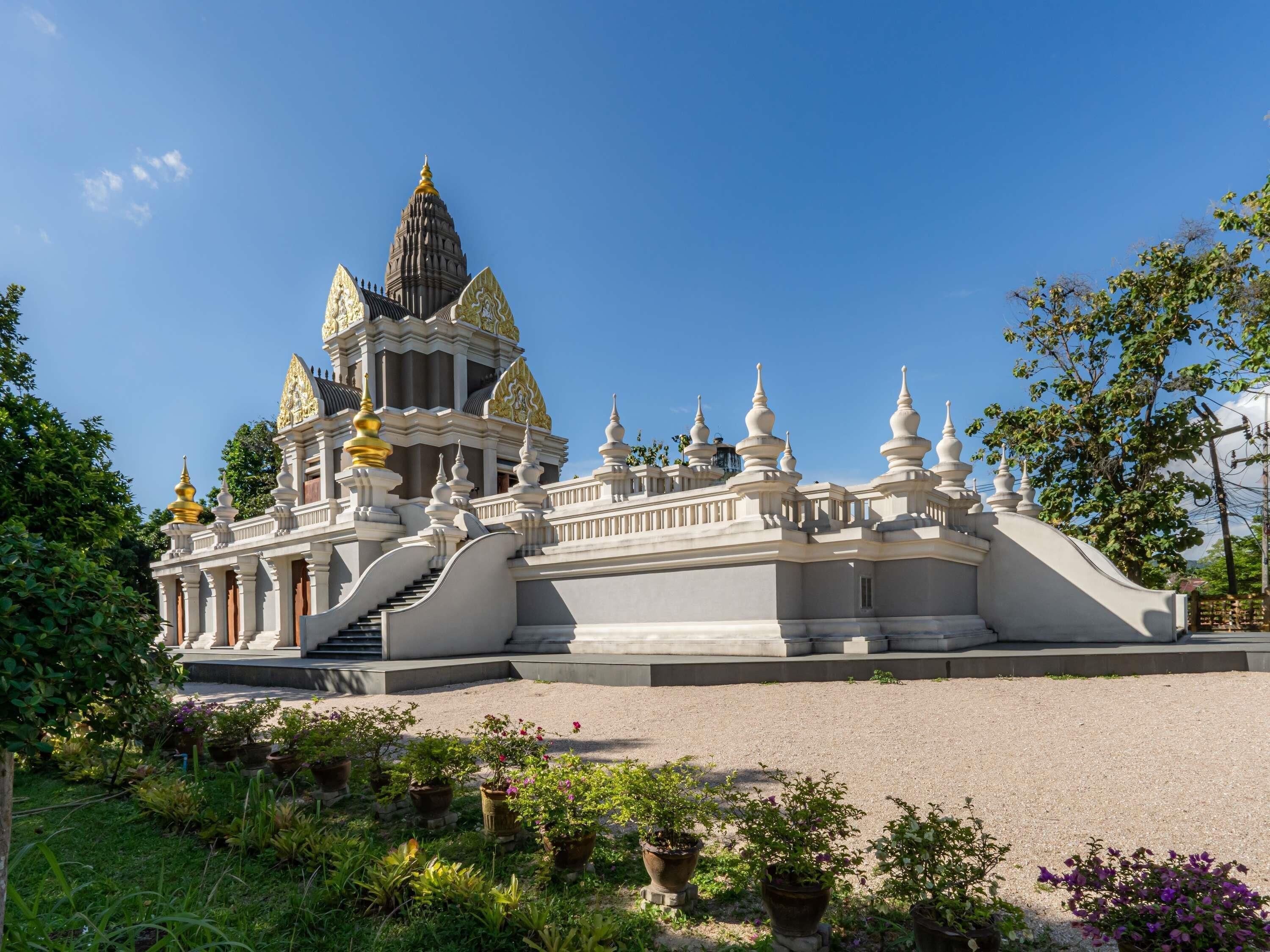 Ein Tempel mit einer zentralen Spitze, mehreren kleineren Spitzen und einer Treppe, die zum Eingang führt.