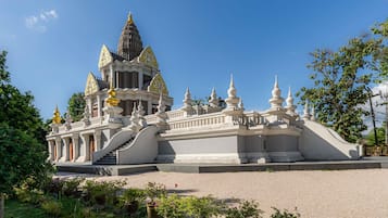 Ein Tempel mit einer zentralen Spitze, mehreren kleineren Spitzen und einer Treppe, die zum Eingang führt.