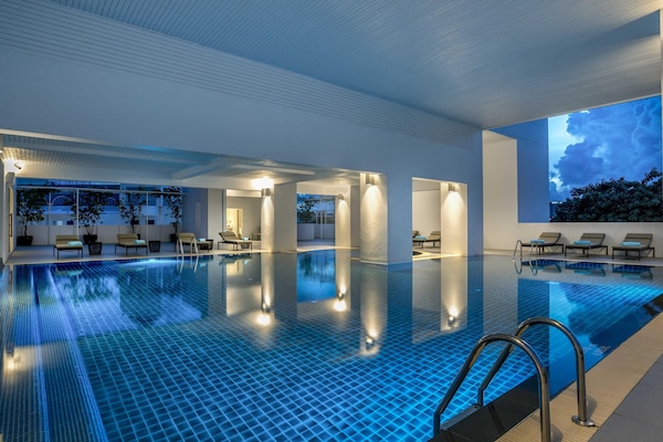 Sisäuima-allas ja ulkouima-allas avoinna 7.00–19.00, aurinkovarjoja