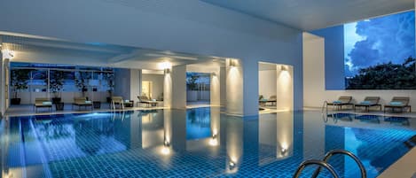 Innendørsbasseng,utendørsbasseng, bassengparasoller og solsenger