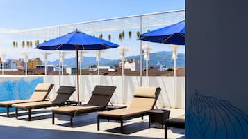 Kolam renang indoor dan kolam renang outdoor, dengan payung kolam renang