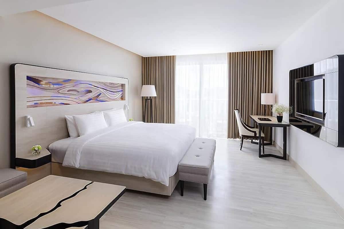 Junior Suite | 1 bedroom, premium bedding, minibar, in-room safe