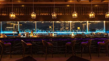2 quầy bar/khu lounge, lounge tại sảnh, bar ở tầng thượng