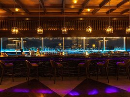 2 bares, salón en el lobby, bar en la azotea