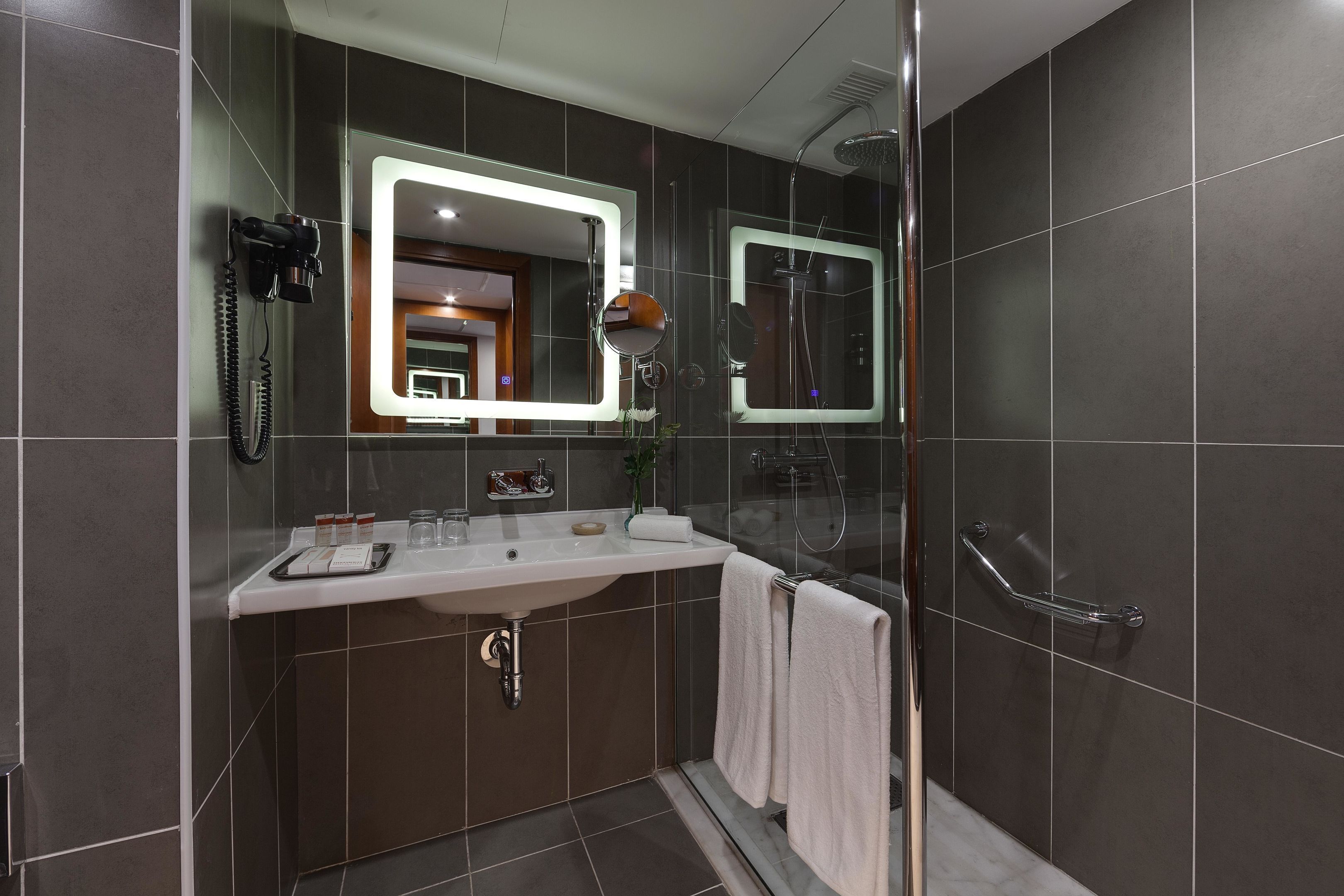 Suihku, sadesuihkupää, ympäristöystävälliset hygieniatuotteet