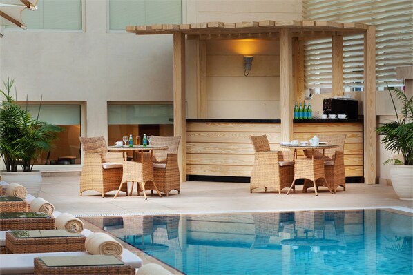Outdoor pool, pool cabanas (surcharge), pool loungers