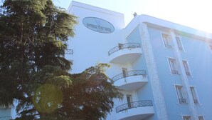 Un edificio con un letrero que dice 'VITTORIA PARC HOTEL' y balcones con barandillas de metal.
