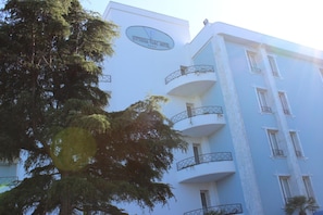 En bygning med et skilt, der viser 'VITTORIA PARC HOTEL', og balkoner med gelændere.