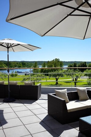 من حمّامات السباحة المغطاة