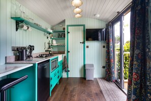 Studio, kylpyhuone makuuhuoneen yhteydessä, näköala puutarhaan (The Shepherd's Hut ) | Sisätilat