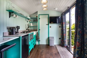 Estudio, baño privado, vistas al jardín (The Shepherd's Hut ) | Interior