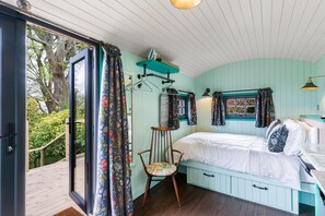 Studio, kylpyhuone makuuhuoneen yhteydessä, näköala puutarhaan (The Shepherd's Hut ) | Sisätilat