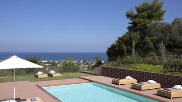 Luxury-Villa, 2 Schlafzimmer, eigener Pool, Meerblick | Terrasse/Patio