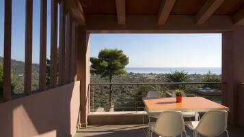Vila superluxo, 2 quartos, piscina particular, vista para o mar | Terraço/pátio