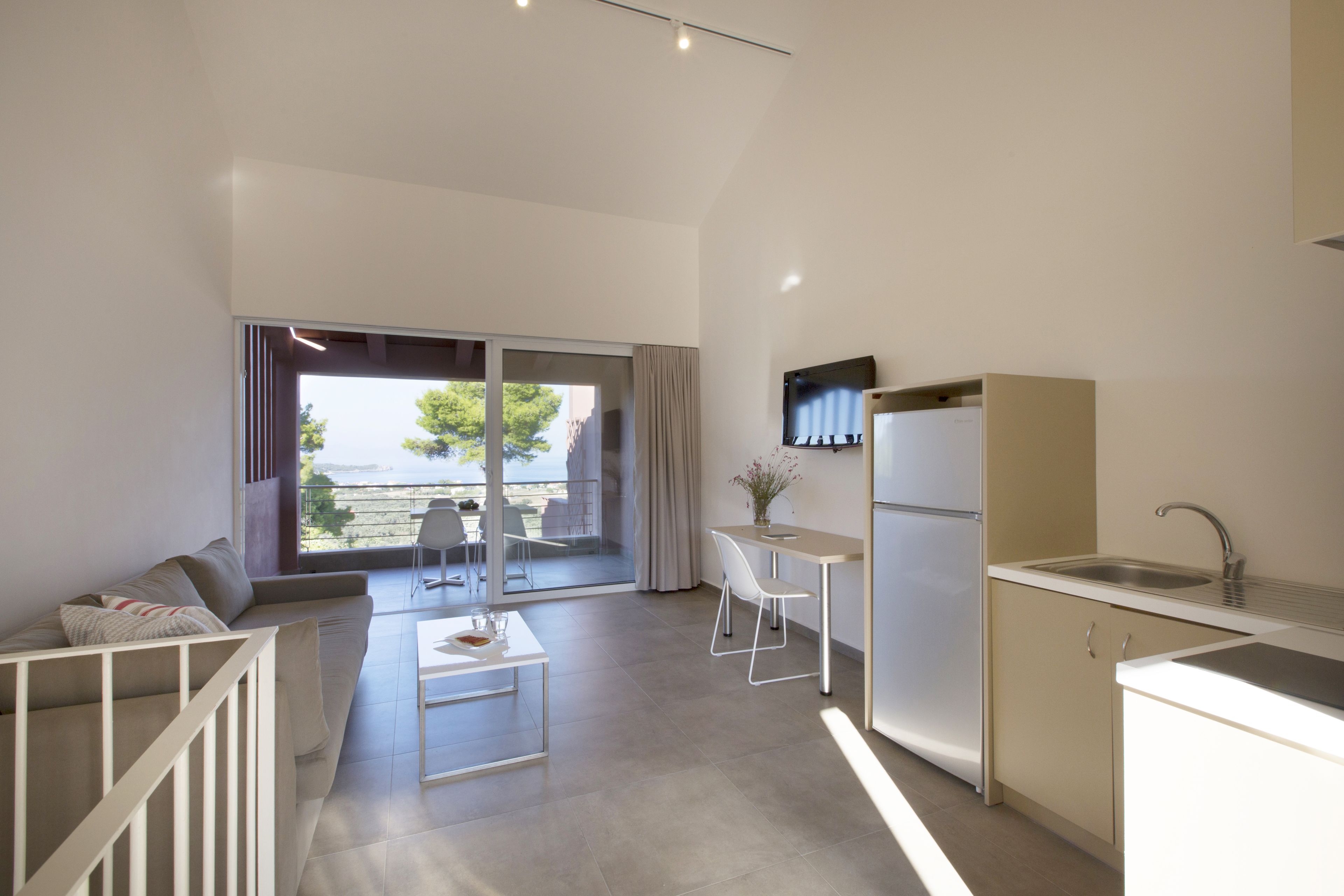 Kühlschrank, Herdplatte, Kochgeschirr/Geschirr/Besteck