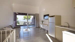 Een moderne keuken met een eethoek, een bank en uitzicht op de omgeving.