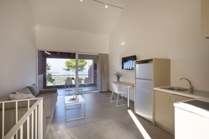 Refrigerador, placa de cocina, utensilios de cocina