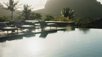 2 albercas al aire libre, sombrillas en la alberca y camastros