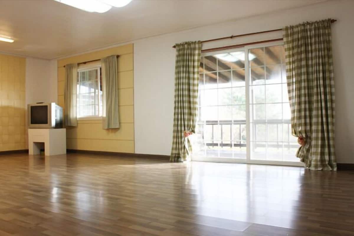 C 101 | Living area | Flat-screen TV