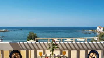 Superior Double Room with Pool and Partial Sea View | Utsikt fra balkong