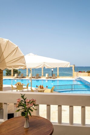 Superior Double Room with Pool and Partial Sea View | バルコニーからの眺望