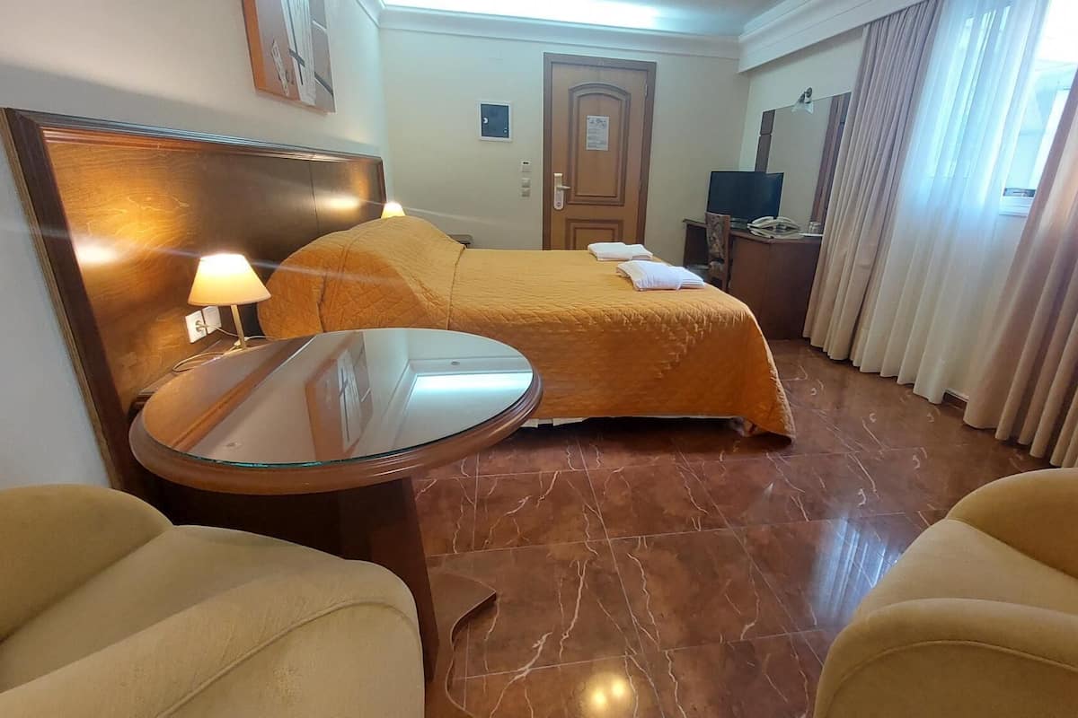 1 bedroom, in-room safe, blackout curtains, soundproofing