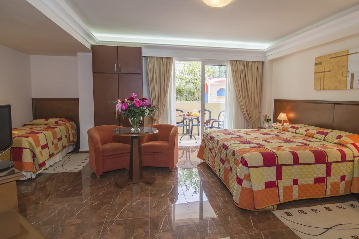 1 bedroom, in-room safe, blackout curtains, soundproofing
