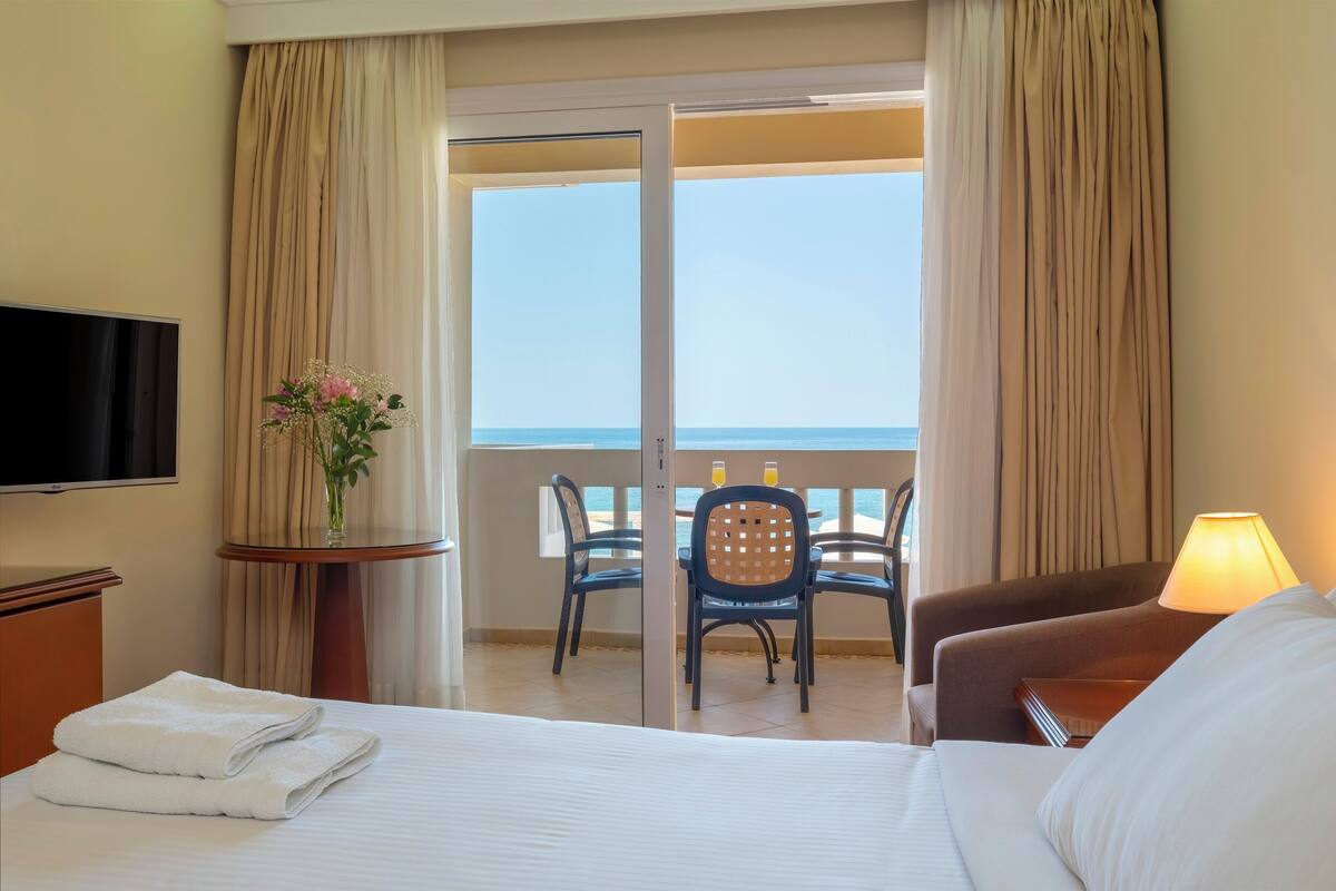 1 bedroom, in-room safe, blackout curtains, soundproofing