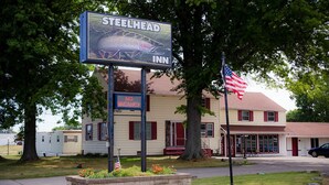 Exterior - Steelhead Inn (Erie)