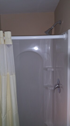 Chambre Standard, 1 très grand lit | Douche de la salle de bain
