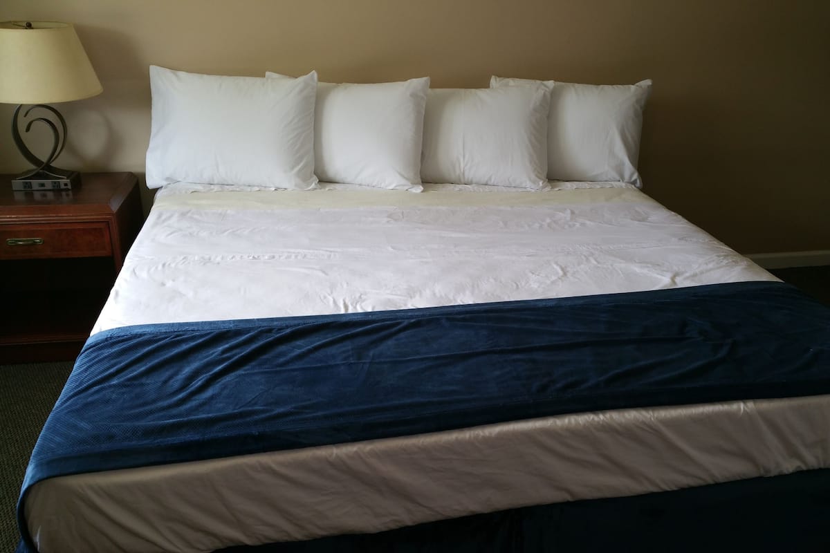 Chambre Standard, 1 très grand lit | Draps en coton égyptien, literie de qualité supérieure, bureau