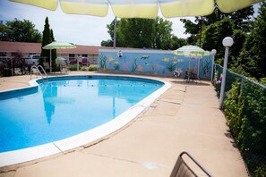Outdoor pool - Steelhead Inn (Erie)