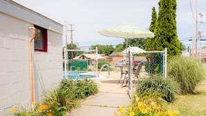 Outdoor pool - Steelhead Inn (Erie)