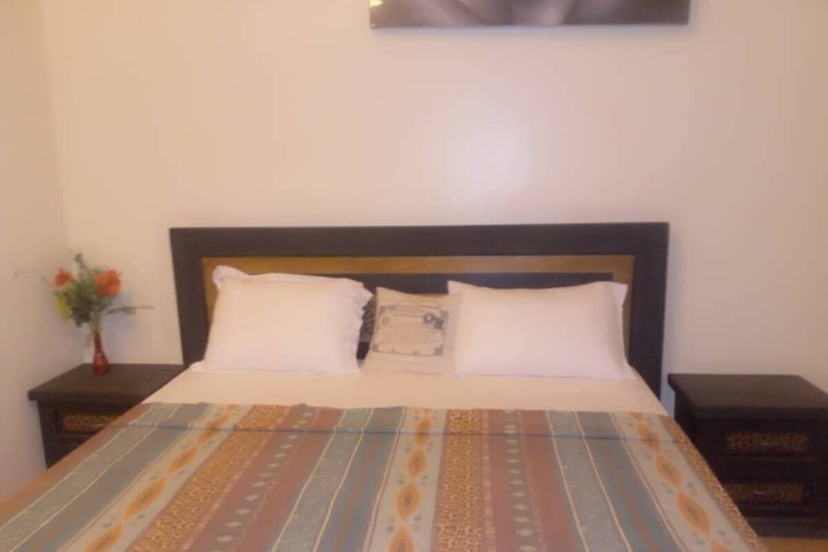 Premium bedding, desk, blackout drapes, cribs (free)