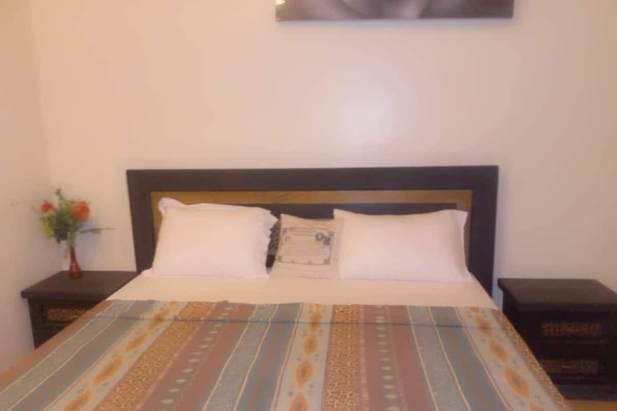 Premium bedding, desk, blackout curtains, free cots/infant beds