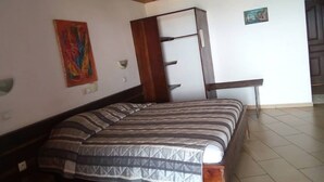 Ropa de cama de alta calidad, escritorio, cortinas opacas