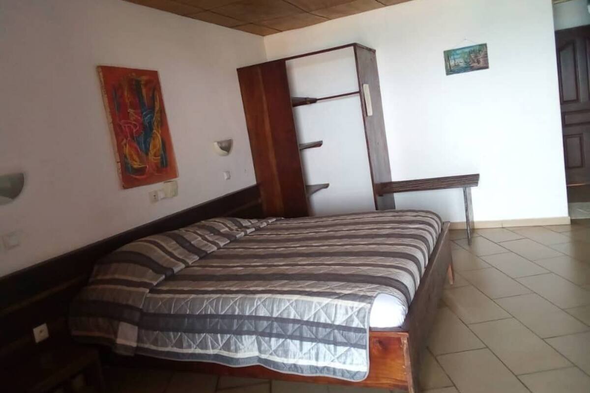 Premium bedding, desk, blackout drapes, cribs (free)