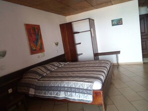 Premium bedding, desk, blackout curtains, free cots/infant beds