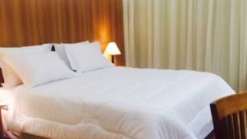 Roupas de cama premium, frigobar, cofres nos quartos, escrivaninha