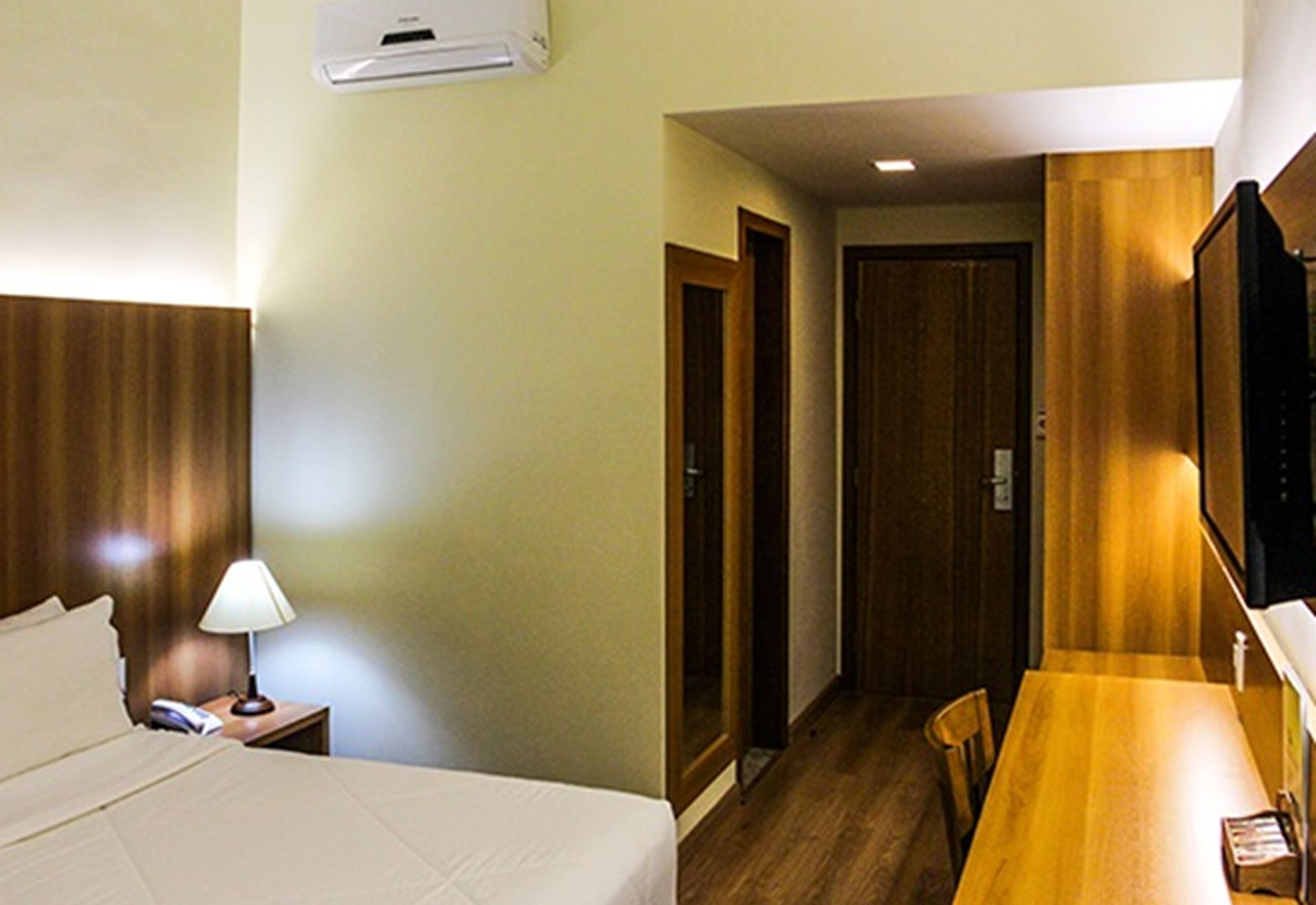 Ropa de cama de alta calidad y minibar 