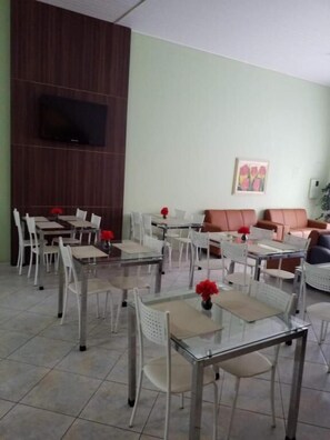 Serveert ontbijt en diner