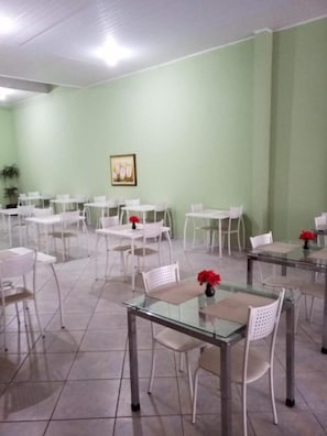 A room with multiple white tables and chairs arranged in a grid pattern. - Hotel Pilar de Minas (Ouro Branco)